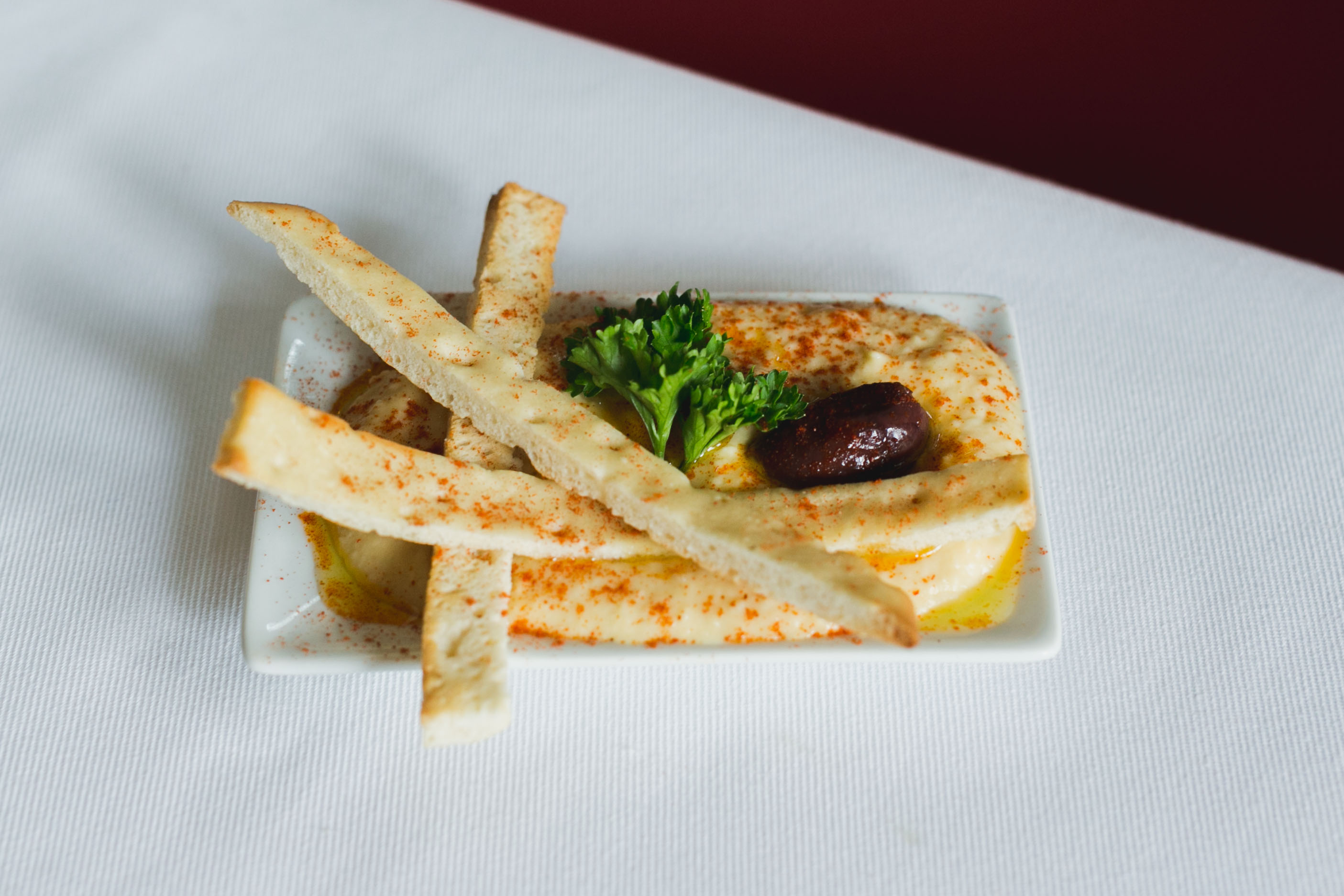 3. (SEPTIEMBRE) Hummus con aceite de oliva de Aragón, pan de pita caliente y tiras de pepino